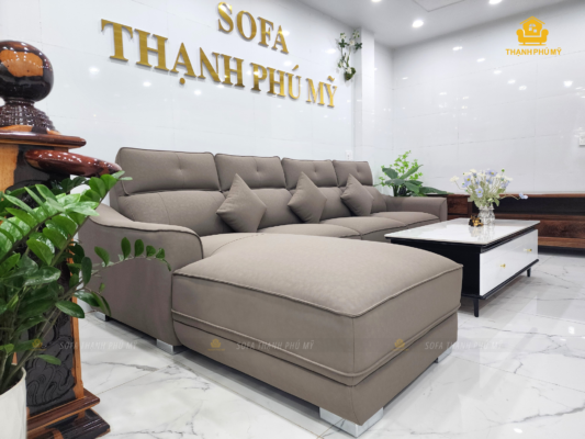 Tại showroom 3 tầng địa chỉ 116 Trần Phú, chúng tôi luôn trưng bày sẵn hàng trăm mẫu mã đa dạng vật liệu để khách hàng thoải mái đến sờ tận tay. Những bộ sofa có sẵn trải dài phân khúc từ 3,9 triệu đến 139 triệu, sẵn sàng đáp ứng mọi nhu cầu mua sofa bmt.