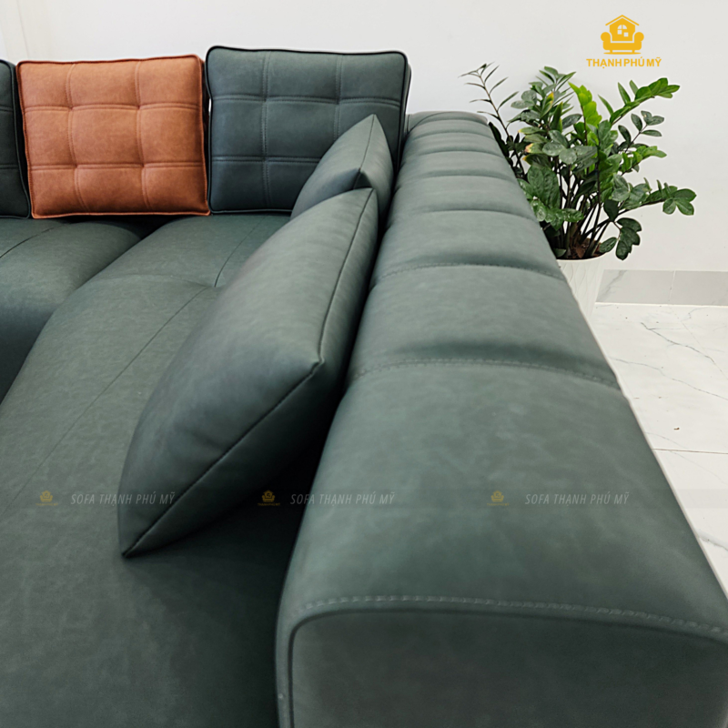 Cận cảnh tay vịn sofa da Microfiber với đường may dọc đều và bề mặt bọc căng, giúp các góc cạnh trở nên gọn gàng và sắc nét.