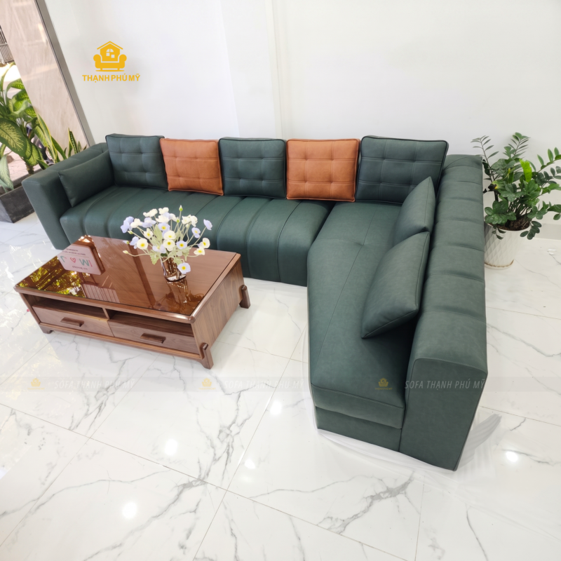 Ảnh thực tế bộ sofa da Microfiber góc L 3m5 × 2m1 sau khi hoàn thiện, giữ nguyên tông xanh rêu theo yêu cầu của khách hàng.