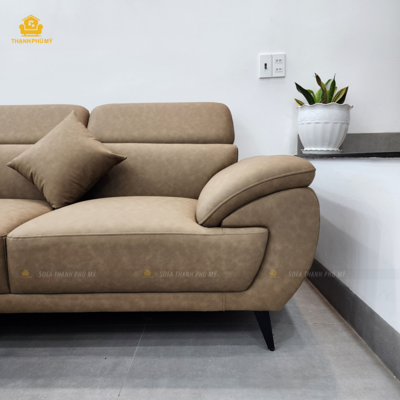 Chi tiết form tay vịn bo thoải ôm cong và bề mặt đệm da Simili Hàn Quốc vân loang. Mẫu đang được trưng bày trực tiếp cho khách mua sofa BMT kiểm tra độ hoàn thiện của đường may mí tại xưởng Thạnh Phú Mỹ.