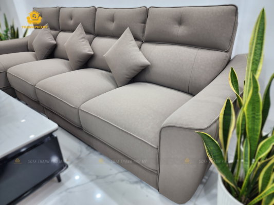 Điểm "ăn tiền" nhất của bộ sofa đệm da này chính là độ hoàn thiện vỏ bọc đúng như những gì đã cam kết với khách. Bề mặt sử dụng da Microfiber cao cấp có đặc tính bắt sáng rất tốt, làm tôn lên tone màu nâu xám ghi sang trọng.