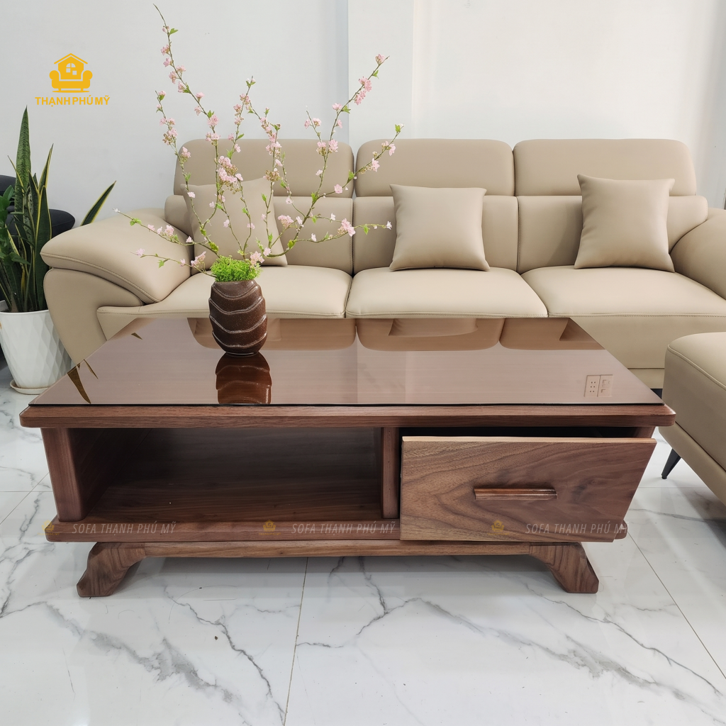 Bàn trà gỗ Óc Chó mặt kính có ngăn kéo đặt trước sofa