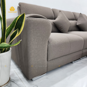 Chi tiết cấu trúc tay vịn bản to vát nhẹ ra ngoài và hệ chân gầm inox trụ tròn cao 5cm tạo trọng tâm thấp, hoàn thiện bởi xưởng sofa Thạnh Phú Mỹ Buôn Ma Thuột.