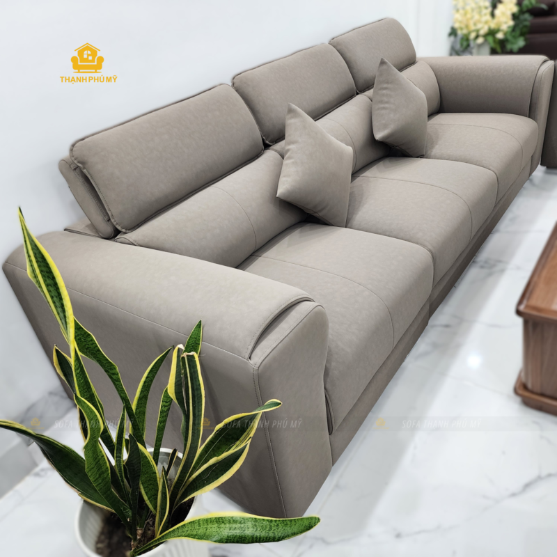 Băng sofa văng dài 2m6 chia 3 chỗ ngồi với các đường chỉ may thẳng đều giúp định hình mặt nệm da, sản xuất theo kích thước riêng tại Đắk Lắk.