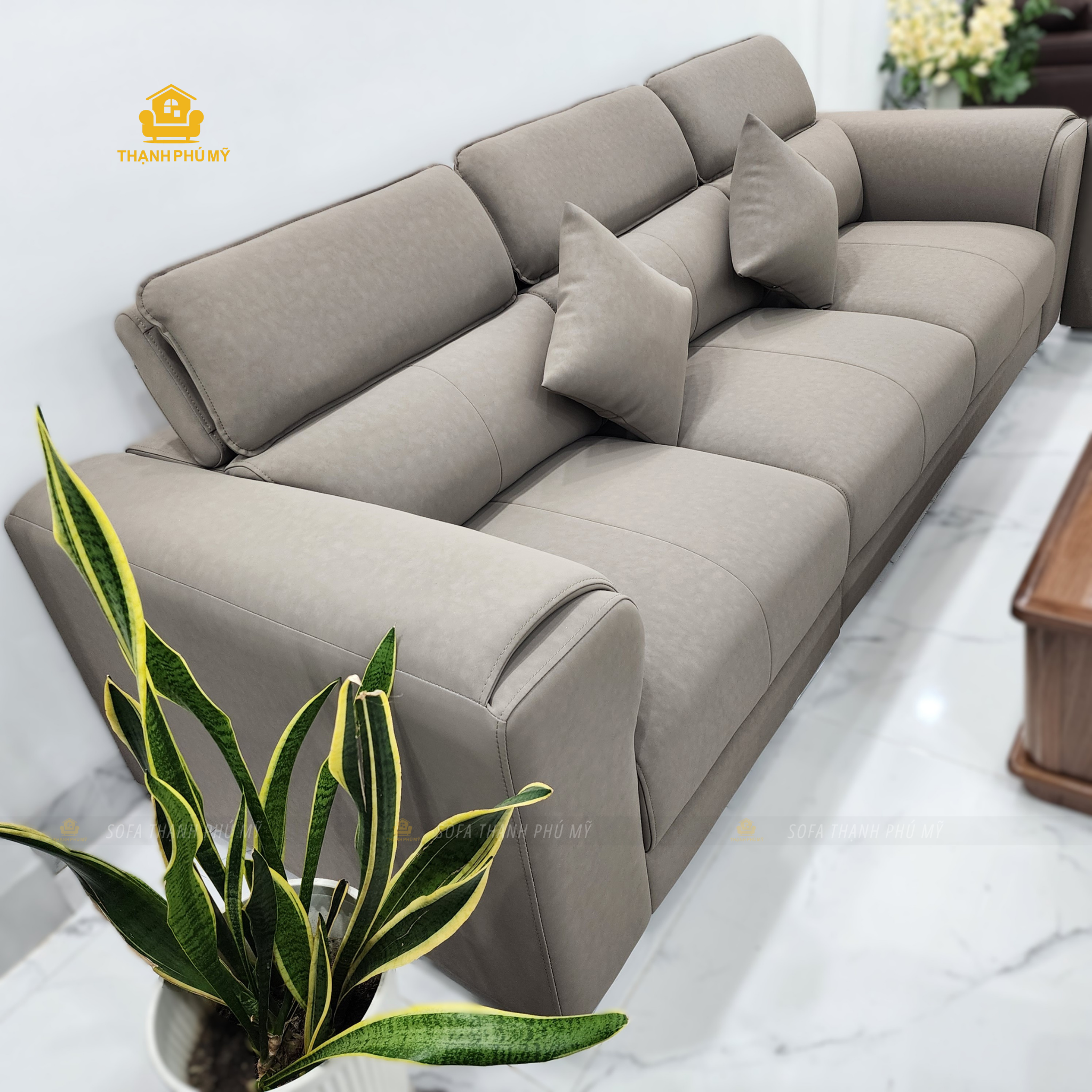 Băng sofa văng dài 2m6 chia 3 chỗ ngồi với các đường chỉ may thẳng đều giúp định hình mặt nệm da, sản xuất theo kích thước riêng tại Đắk Lắk.