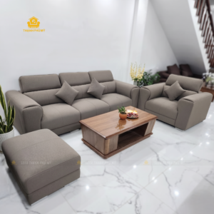 Góc nghiêng cho thấy cấu trúc tựa, tay vịn đệm và chân của bộ sofa văng đệm chia 3 chỗ ngồi kèm đôn, sản phẩm gia công theo yêu cầu tại showroom Thạnh Phú Mỹ Đắk Lắk.