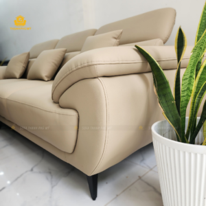 Chi tiết tay vịn bo tròn và chân kim loại đen của sofa da Microfiber màu be
