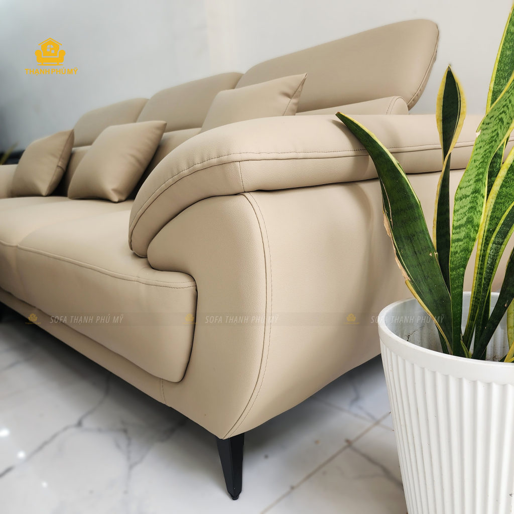 Chi tiết tay vịn bo tròn và chân kim loại đen của sofa da Microfiber màu be