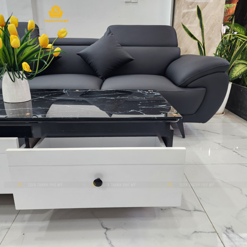Sự kết hợp hài hòa giữa bàn trà mặt đá đen vân mây có ngăn kéo tiện lợi và ghế sofa da simili màu đen tại Buôn Ma Thuột.