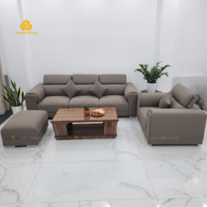Toàn cảnh bộ sofa văng 2m6 kèm ghế đơn và đôn bọc da microfiber màu nâu xám nhạt vân bắt sáng, đặt đóng tại xưởng Nội Thất Thạnh Phú Mỹ, Buôn Ma Thuột, Đắk Lắk.