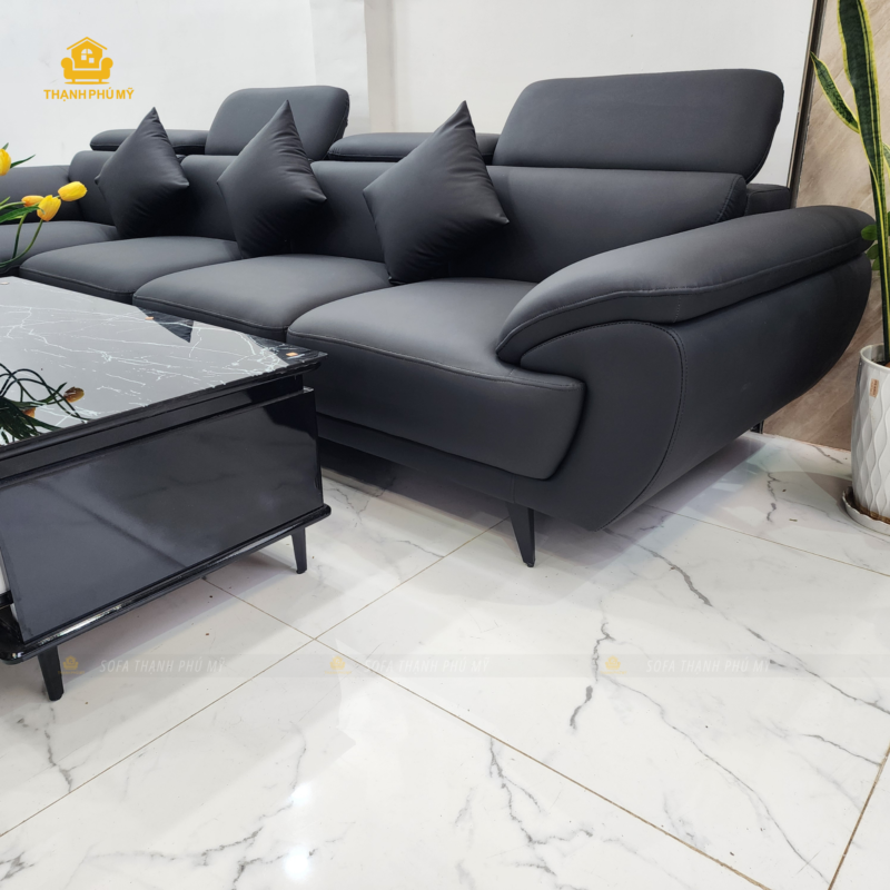 Cận cảnh thiết kế tay móc câu mềm mại, chân sắt đen tĩnh điện chắc chắn và đầu tựa nâng hạ cơ học của bộ sofa da simili cao cấp tại Nội Thất Thạnh Phú Mỹ.