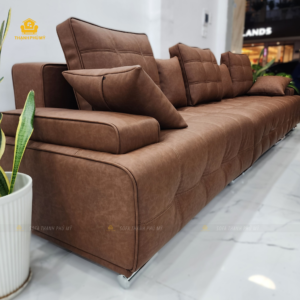 Chi tiết tựa lưng và tay vịn sofa bản lớn, mép da gập tại các góc bo mượt mà, không bị tức chỉ hay nhăn nhúm bề mặt.