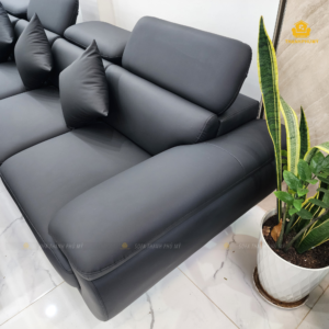Chi tiết đường nét bo cong tinh tế của tay ghế và bề mặt đệm bọc da simili đen vân lỳ của mẫu sofa phòng khách hiện đại ở Đắk Lắk.