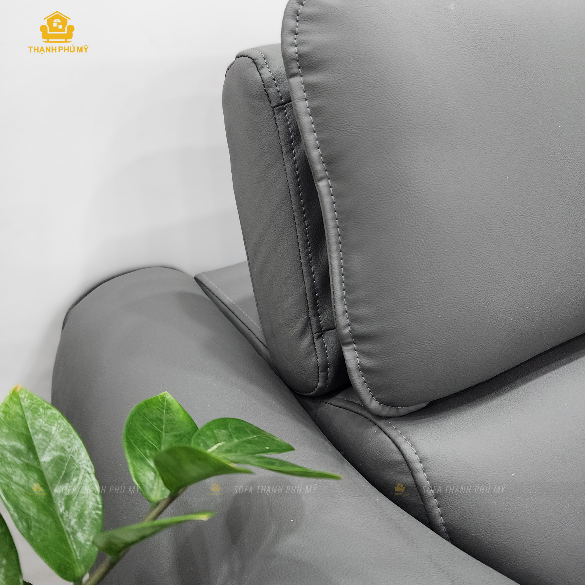 Sofa BMT góc L da simili xám, cận cảnh đường may kép và viền đệm nối giữa hai khối tựa lưng – Sofa Thạnh Phú Mỹ