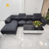 Trọn bộ sofa góc L da simili màu đen vân lỳ sang trọng, kiểu dáng hiện đại kết hợp bàn trà tại showroom Nội Thất Thạnh Phú Mỹ, Buôn Ma Thuột.