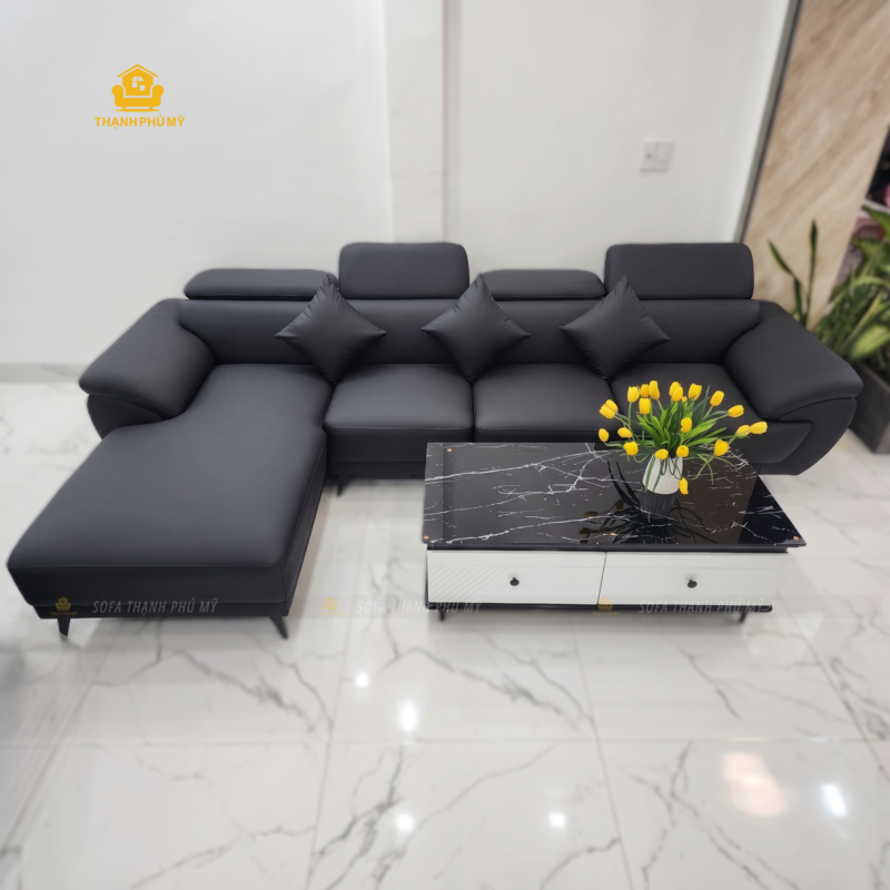Trọn bộ sofa góc L da simili màu đen vân lỳ sang trọng, kiểu dáng hiện đại kết hợp bàn trà tại showroom Nội Thất Thạnh Phú Mỹ, Buôn Ma Thuột.