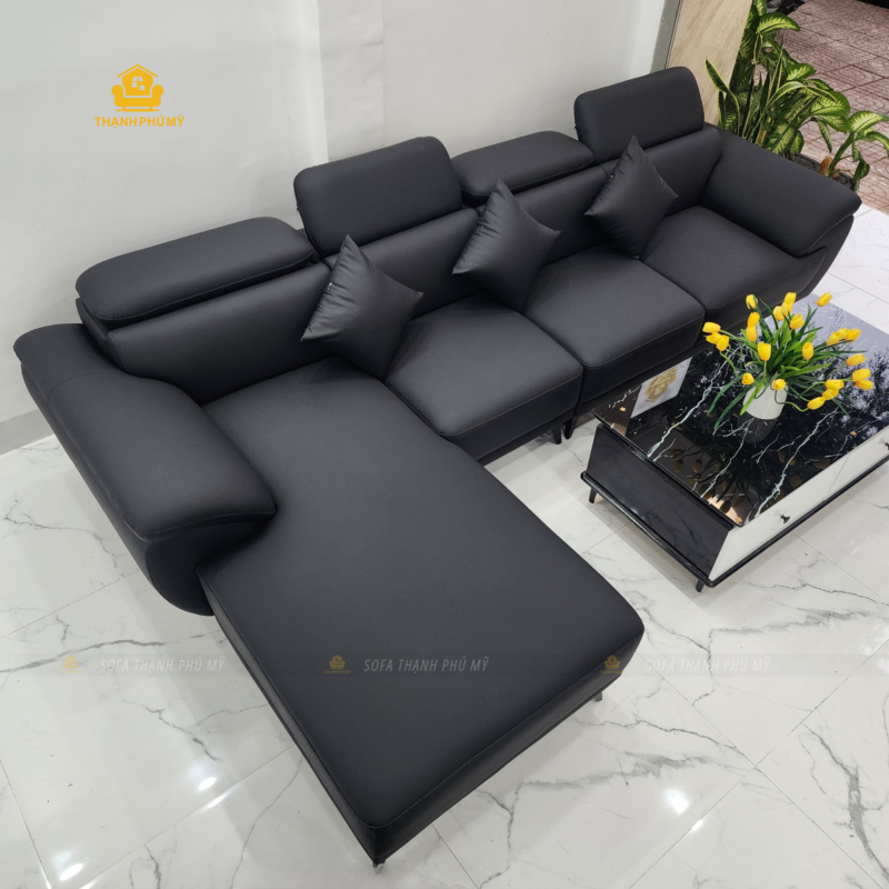 Góc nhìn tổng thể từ trên cao bộ sofa góc L kích thước 3m2 x 1m8 bọc da simili đen, mang lại không gian ngồi rộng rãi cho phòng khách tại Đắk Lắk.