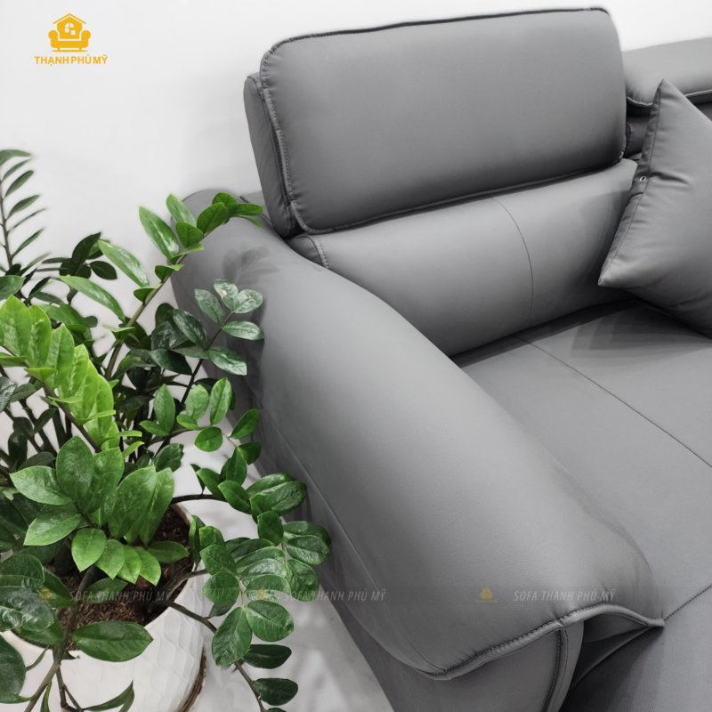Cận cảnh da simili màu xám vân lì trên sofa góc 3m2 x 1m8 tại Thạnh Phú Mỹ, Buôn Ma Thuột – bề mặt vân nhỏ, sắc xám trung tính dễ phối nội thất.