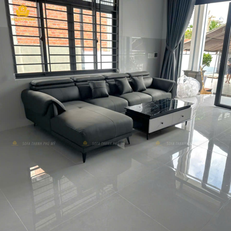 Cận cảnh bộ sofa góc màu xám sau khi lắp đặt tại nhà khách Ea Kar – thể hiện rõ form dáng, tay vịn bo cong và các đường may sau khi hoàn thiện.