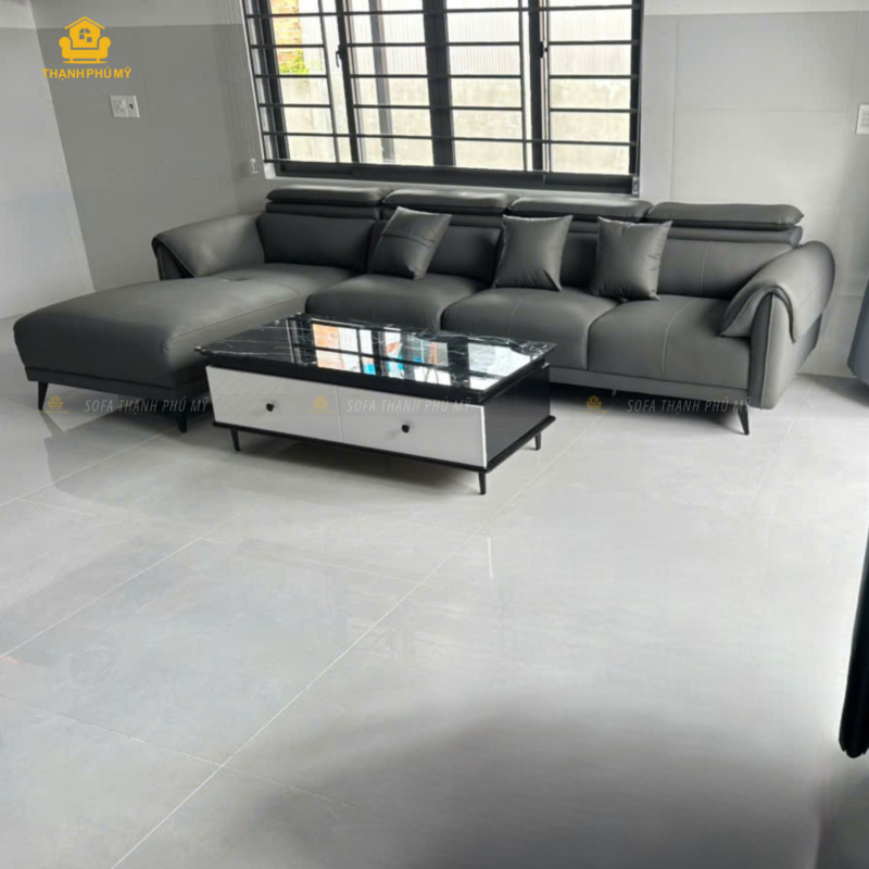 Bộ sofa góc 3m2 x 1m8 màu xám sau khi hoàn thiện và giao đến nhà khách tại Ea Kar, Đắk Lắk – kiểu dáng giữ theo mẫu khách đã lựa chọn tại showroom Thạnh Phú Mỹ.
