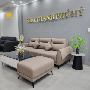 Sofa văng 3 chỗ 2m6 kèm đôn rời 60x80cm, bọc da simili màu nâu be, trưng bày tại showroom Sofa Thạnh Phú Mỹ, 116 Trần Phú, Buôn Ma Thuột