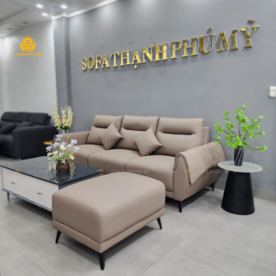 Sofa văng 3 chỗ 2m6 kèm đôn rời 60x80cm, bọc da simili màu nâu be, trưng bày tại showroom Sofa Thạnh Phú Mỹ, 116 Trần Phú, Buôn Ma Thuột