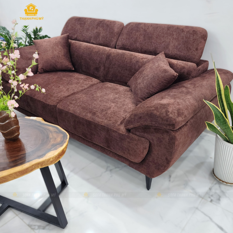 Cận cảnh tay vịn và gối tựa sofa văng bọc vải bố hoạ tiết nâu, chất vải marble vân da – Sofa Thạnh Phú Mỹ