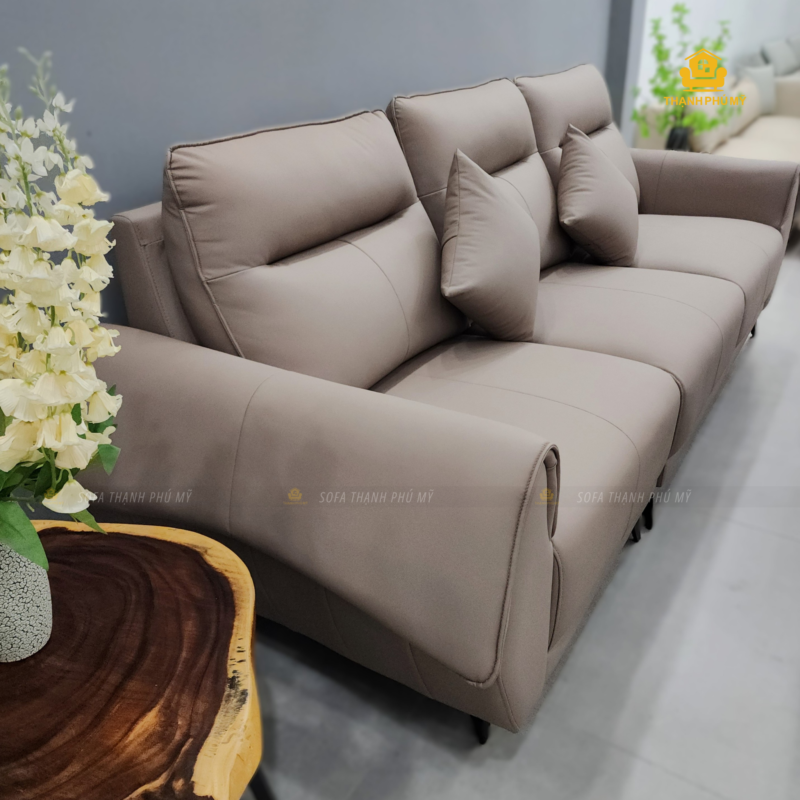 Góc nghiêng sofa văng da simili nâu be, thấy rõ khối tựa lưng liền và các đường chia đệm – Sofa Thạnh Phú Mỹ