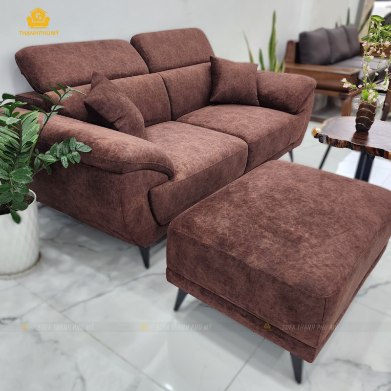 Sofa văng 2 chỗ ngồi màu nâu kèm đôn rời vuông và bàn trà mặt gỗ nguyên khối chân sắt – Sofa Thạnh Phú Mỹ