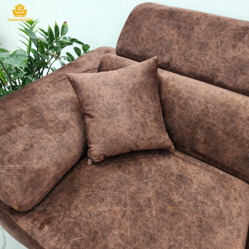 Cận cảnh gối tựa vuông và lưng ghế sofa văng vải nâu, thấy rõ vân vải hoạ tiết marble – Sofa Thạnh Phú Mỹ