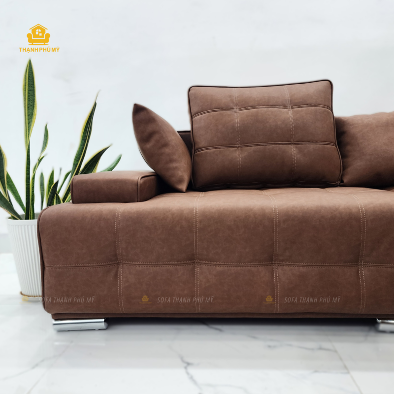 Kết cấu chân trụ kim loại mạ chrome nâng gầm sofa da bề mặt nhám, đảm bảo độ chịu lực và tạo khoảng không chống ẩm sàn.
