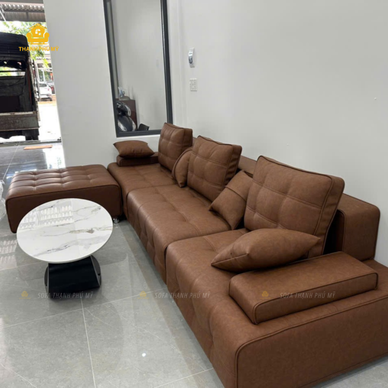Cách linh hoạt ghép đôn rời vào mép băng văng dài tạo thành cấu trúc sofa góc chữ L, tối ưu diện tích sử dụng tại nhà khách.