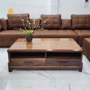 Bề mặt bàn thể hiện hệ vân gỗ Óc Chó chuyển động tự nhiên, được bao quanh bởi phần viền bo mềm ở cạnh và góc.