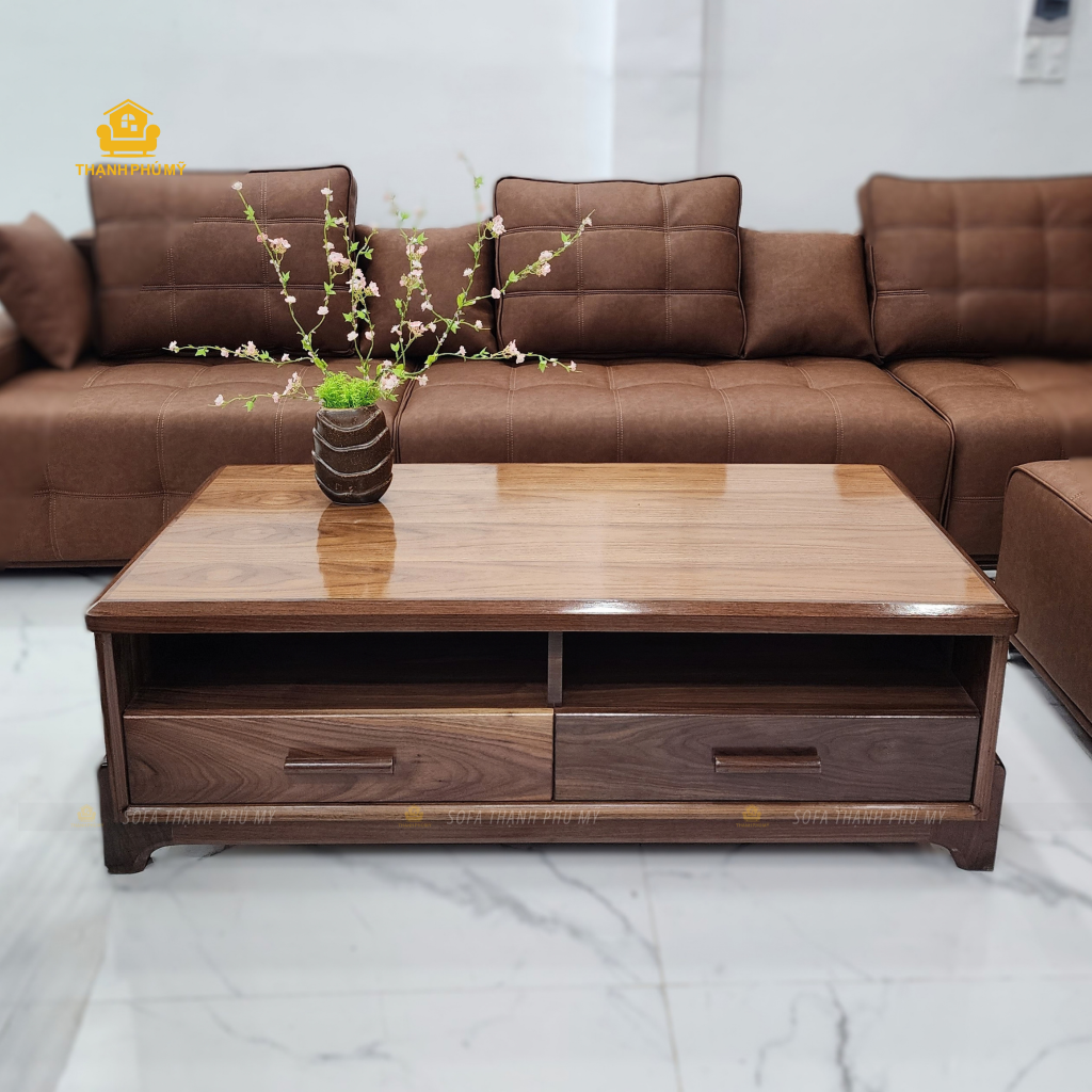 Bề mặt bàn thể hiện hệ vân gỗ Óc Chó chuyển động tự nhiên, được bao quanh bởi phần viền bo mềm ở cạnh và góc.