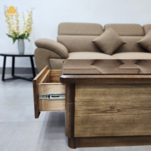 Cận cảnh thiết kế liền khối giữa mặt kính màu trà và hộc kéo tiện dụng của mẫu bàn trà gỗ sồi tại Nội Thất Thạnh Phú Mỹ.