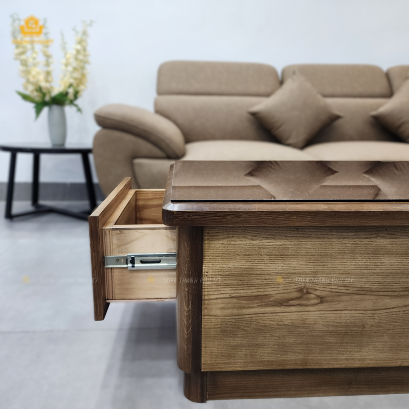 Cận cảnh thiết kế liền khối giữa mặt kính màu trà và hộc kéo tiện dụng của mẫu bàn trà gỗ sồi tại Nội Thất Thạnh Phú Mỹ.