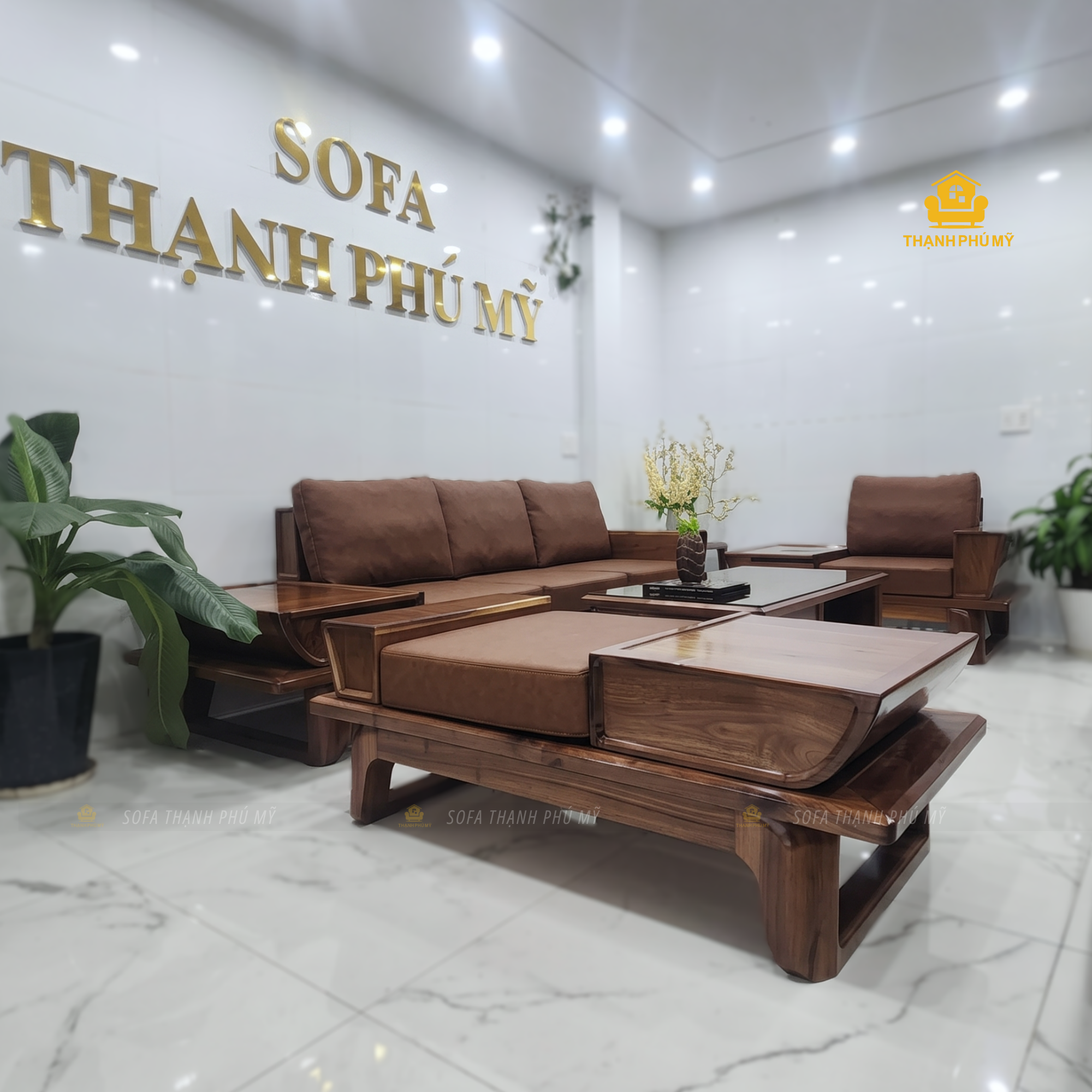 Không gian trưng bày bộ sofa gỗ óc chó 135 triệu tại showroom Nội Thất Thạnh Phú Mỹ.