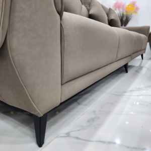 Cận cảnh chỉ tiết khung và chân sofa sơn tĩnh điện màu đen