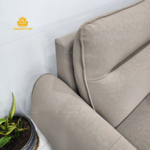 Cận cảnh tựa lưng chia đôi và bề mặt da microfiber vân bắt sáng bmt