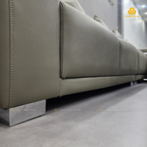 Chân kim loại khối mạ Chrome màu bạc cao 5cm tạo đường viền chuyển tiếp giữa thân sofa xanh xám và mặt sàn, định hình khối thẩm mỹ cho phần đáy.