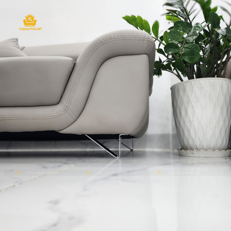Cận cảnh chân kim loại và khoảng hở dưới gầm sofa da Simili.