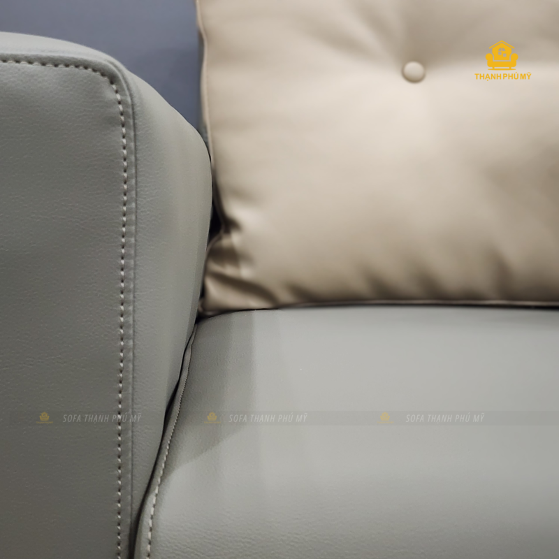 Chi tiết đường may đôi sắc nét kết nối các mảng da Microfiber trên thân ghế, thể hiện mức độ hoàn thiện thực tế của xưởng sofa Thạnh Phú Mỹ.