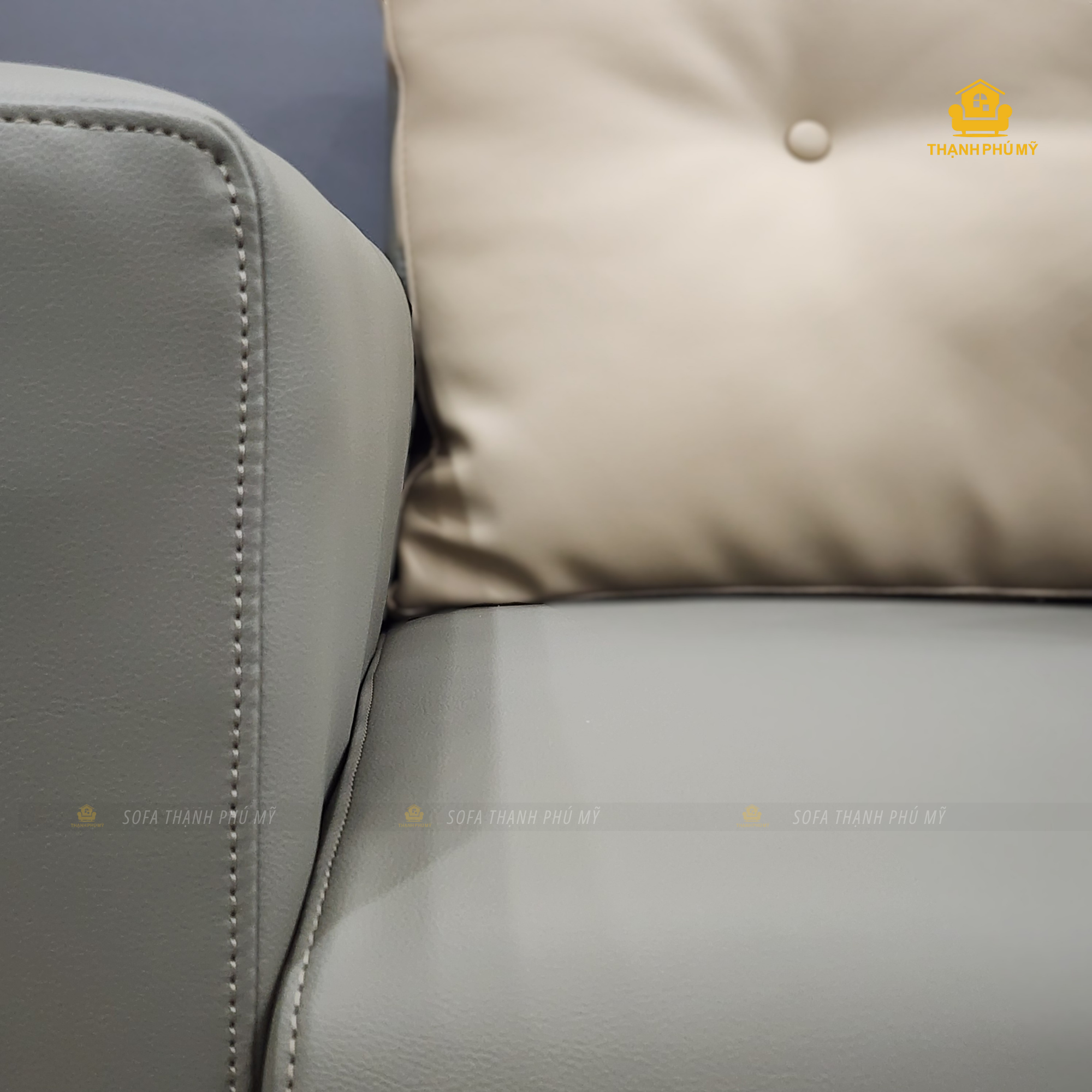 Chi tiết đường may đôi sắc nét kết nối các mảng da Microfiber trên thân ghế, thể hiện mức độ hoàn thiện thực tế của xưởng sofa Thạnh Phú Mỹ.