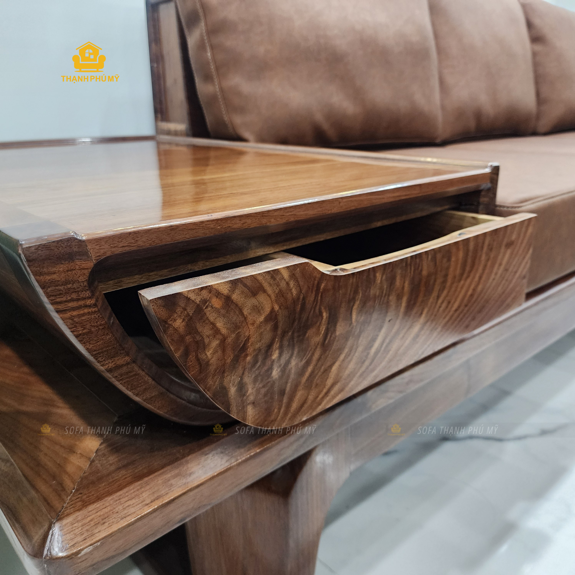 Cận cảnh chi tiết ngăn kéo tích hợp ở phần tay vịn sofa gỗ óc chó tự nhiên.