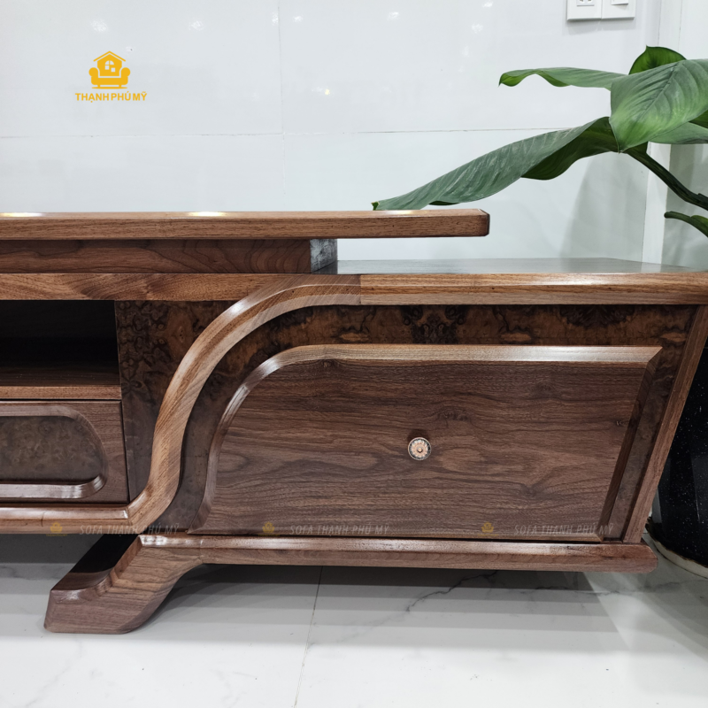 Cận cảnh ngăn kéo nổi bật với chi tiết viền khung dán vân nu xoáy độc đáo và tay nắm núm tròn bằng đồng cổ điển.