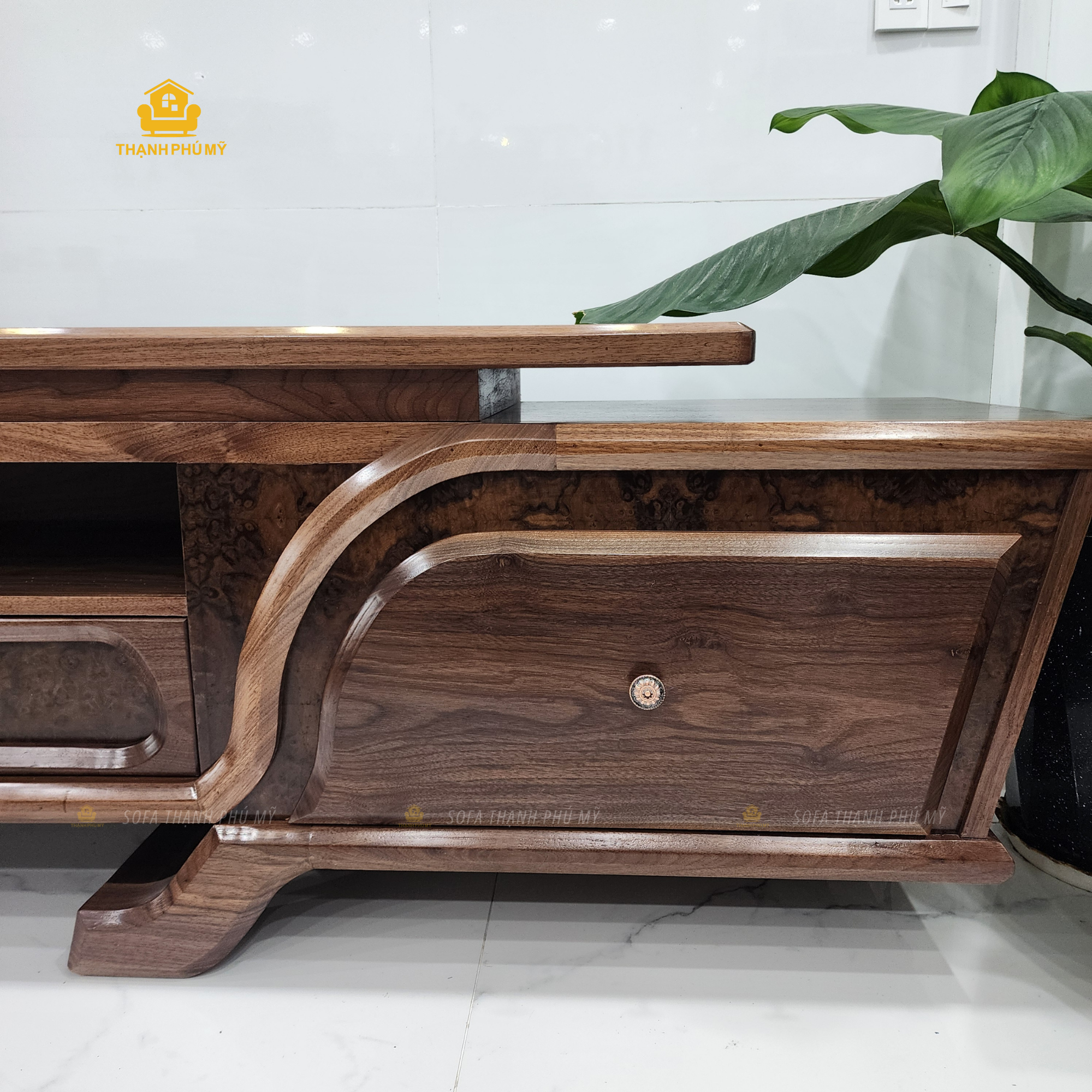 Cận cảnh ngăn kéo kệ tivi gỗ Óc Chó của Nội Thất Thạnh Phú Mỹ, nổi bật với chi tiết viền khung dán vân nu xoáy độc đáo và tay nắm núm tròn bằng đồng cổ điển.