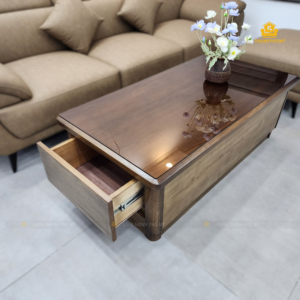 Văn bản thay thế (Alt text): Bề mặt kính màu trà cao cấp phản chiếu ánh sáng tinh tế trên mẫu bàn sofa gỗ sồi Buôn Ma Thuột.