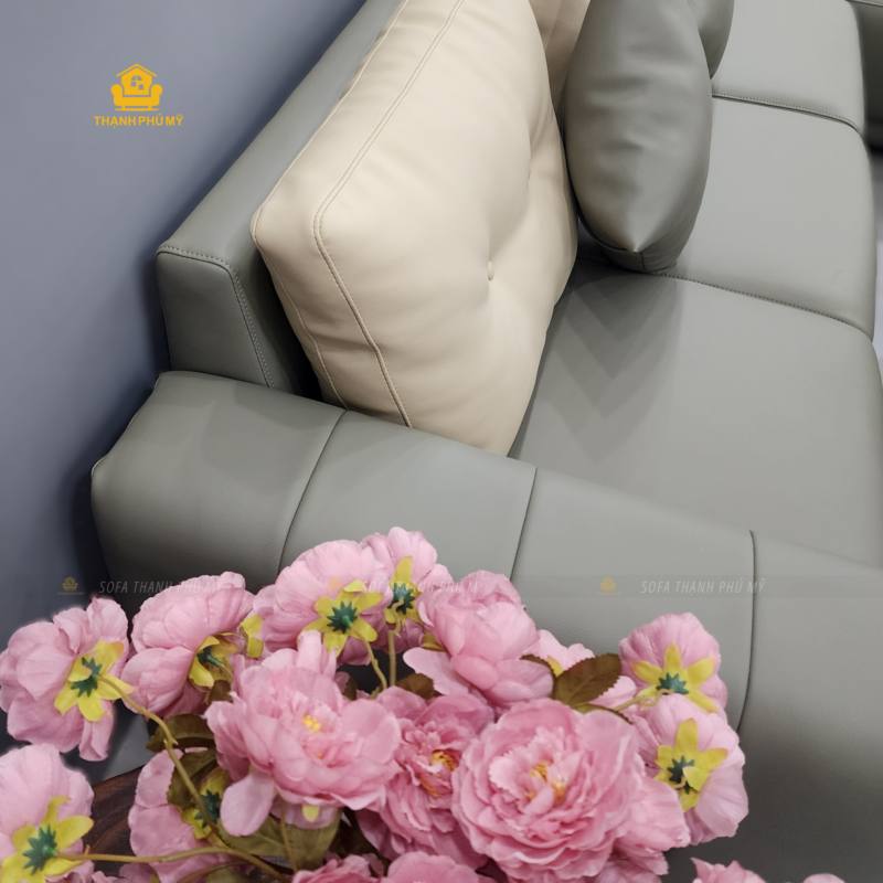 Thiết kế gối tựa lưng rời màu be kem (Cream Beige) có rút nút trang trí, giúp làm mềm tổng thể hình khối vuông vức của bộ sofa.