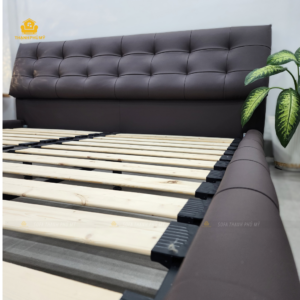 Hệ thanh ván ép đặt trên khung sắt của giường dùng đệm 2m x 2m2.
