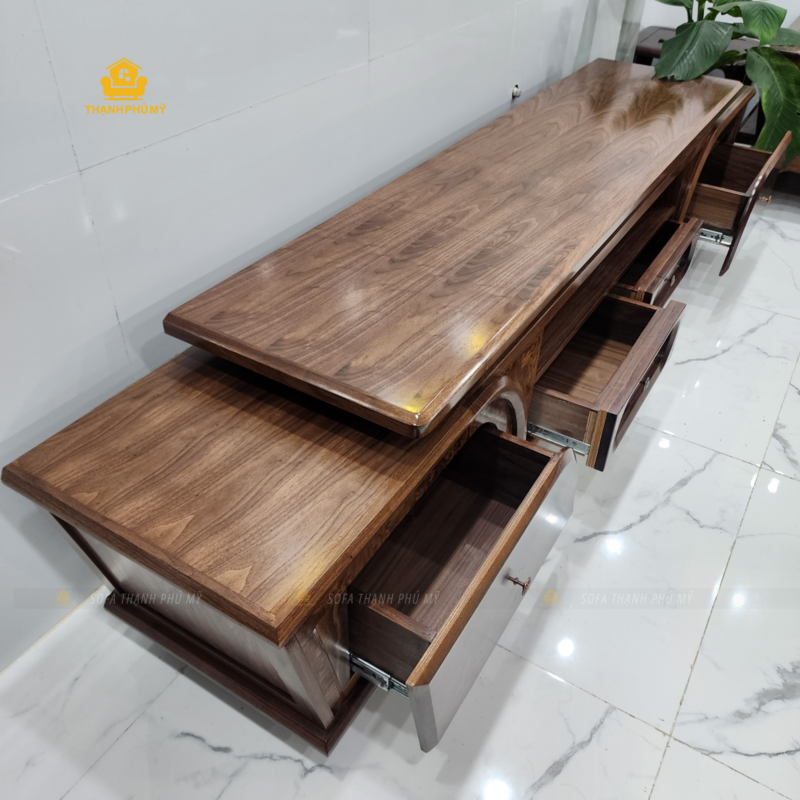 Góc chụp từ trên xuống hiển thị hệ thống 4 ngăn kéo đang mở của kệ tivi gỗ Óc Chó đặt đóng theo yêu cầu, cho thấy không gian lưu trữ rộng rãi và hệ thống ray trượt bên trong.